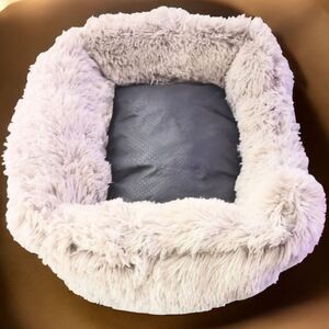 PET CENTRAL LUSCIOUS FAUX FUR PET BED Dk Gray/Light Gray